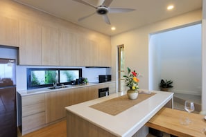 Full-size fridge, microwave, oven, stovetop
