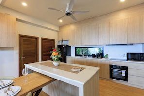 Full-sized fridge, microwave, oven, stovetop