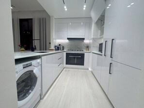 冷蔵庫、電子レンジ、オーブン、コンロ