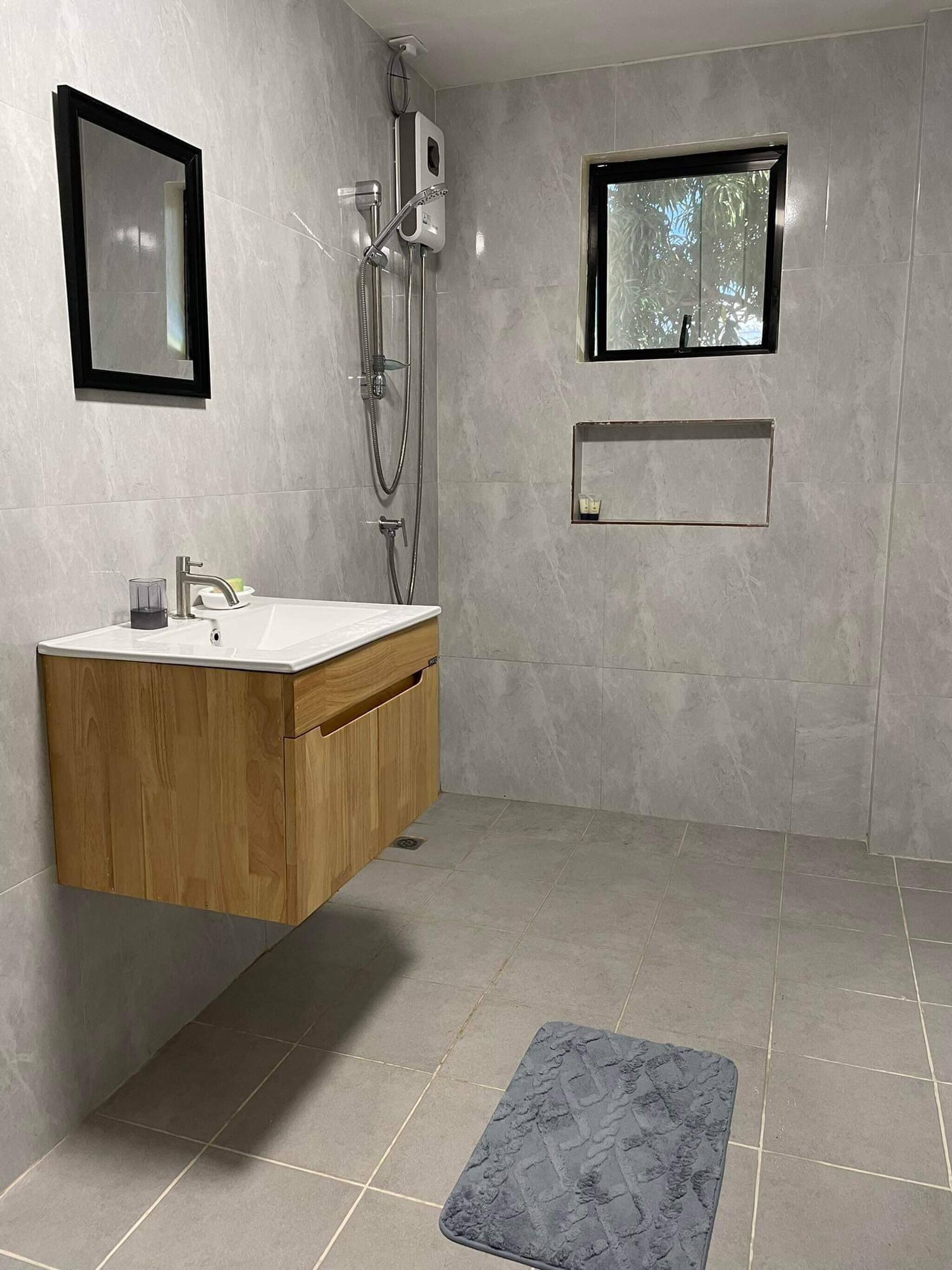 Shower, towels
