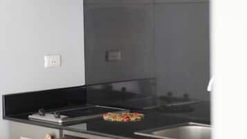 Refrigerador, microondas, placa de cocina, silla alta para bebés