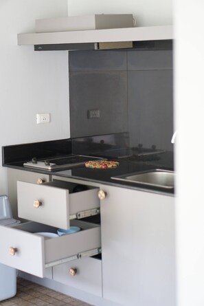 Kühlschrank, Mikrowelle, Herdplatte, Hochstuhl