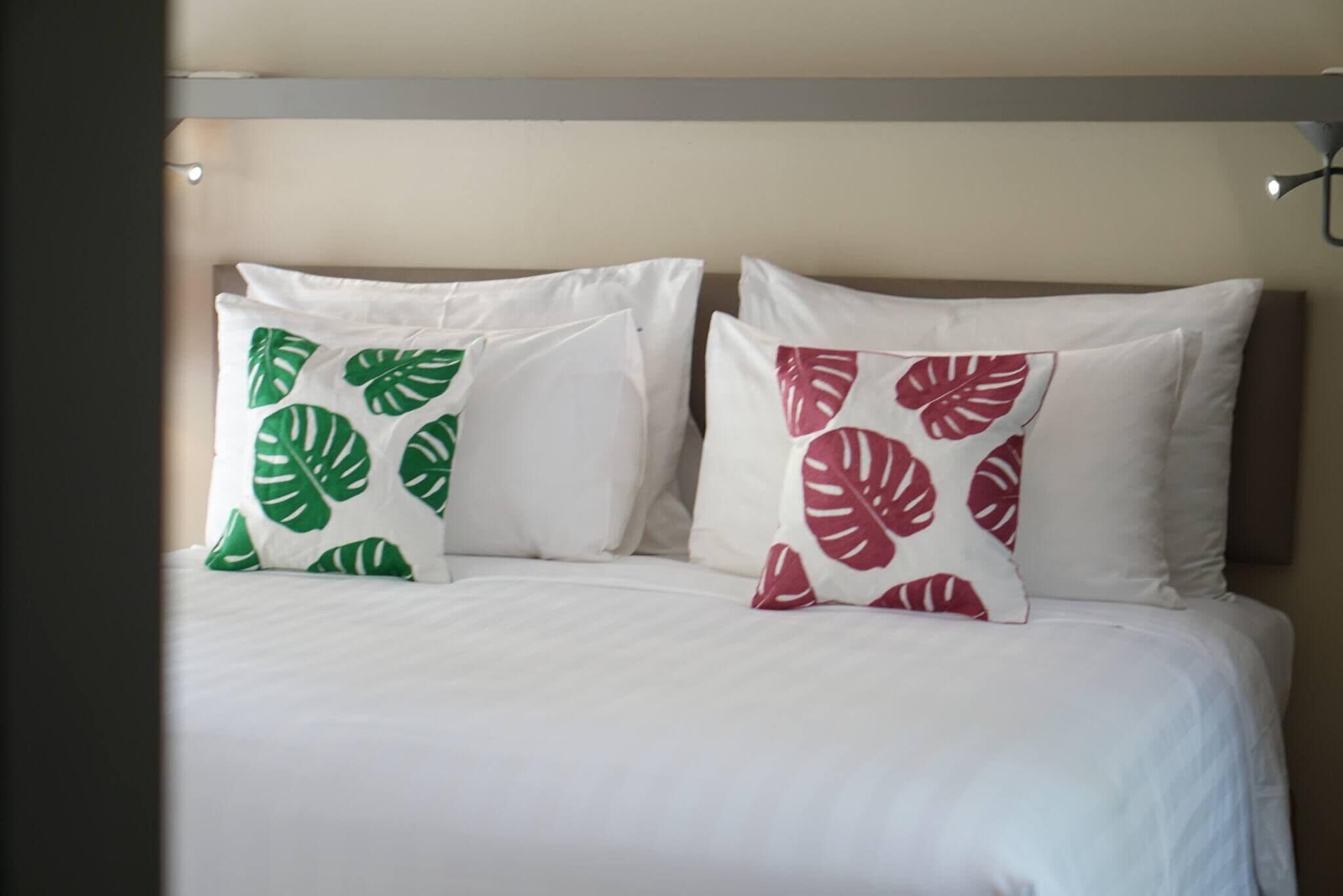 2 bedrooms, iron/ironing board, internet, bed sheets