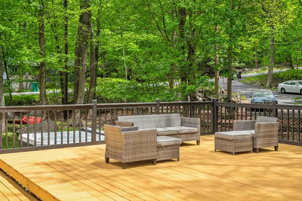 Outdoor spa tub