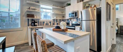 Refrigerador, microondas, horno y parrilla de estufa