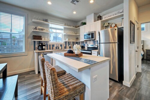 Sleeps 19 | 2 Homes in Old Town, Pool, Newly Built | Walk to Eats, Music, & More