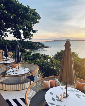 Outdoor dining - Stunning Sea View Condo -Next To Beach (Muang Pattaya)