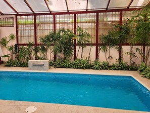 من حمّامات السباحة المغطاة