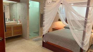 3 bedrooms, internet, bed sheets, wheelchair access