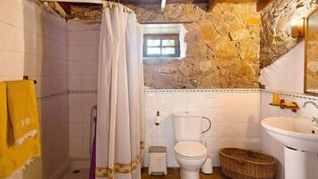 Ducha, secador de pelo y toallas