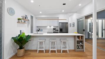 Microwave, oven, dishwasher, coffee/tea maker