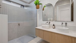 Shower, hair dryer - The Beach Casa – 300m to beach! (Casuarina)