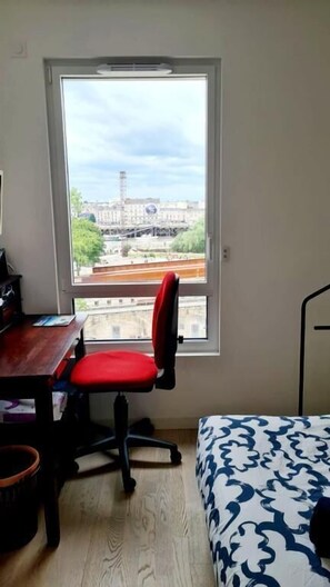 Bureau, Wi-Fi gratuit, draps fournis