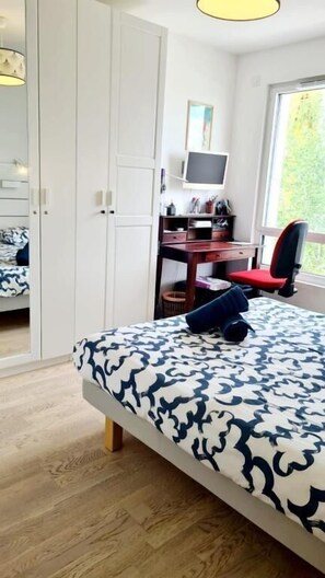 Escritorio, wifi gratis, ropa de cama