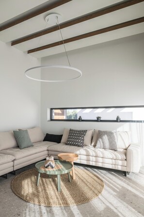 Smart TV, ping pong, stereo