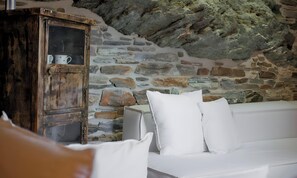 1 bedroom, bed sheets