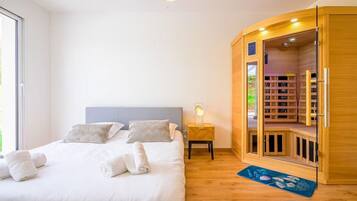 4 室のベッドルーム、デスク、アイロン / アイロン台、WiFi (無料)