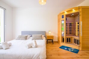 4 bedrooms, desk, iron/ironing board, free WiFi