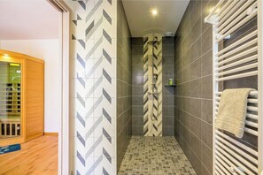 Shower, hair dryer, towels