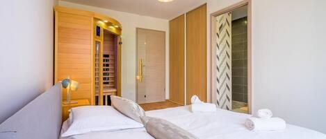 4 bedrooms, desk, iron/ironing board, free WiFi