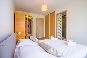 4 bedrooms, desk, iron/ironing board, free WiFi