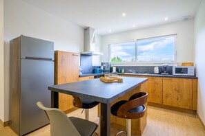 Frigorífic, microones, forn i placa de cuina 