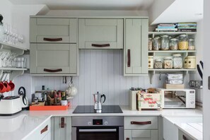 Micro-ondes, four, plaque de cuisson