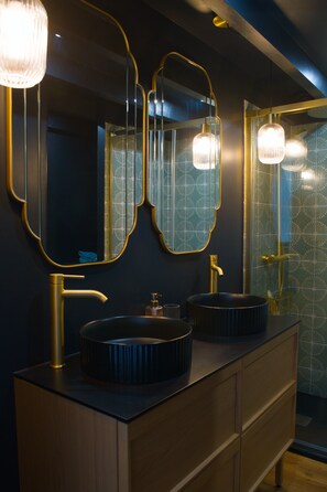 Shower, eco-friendly toiletries, hair dryer, towels