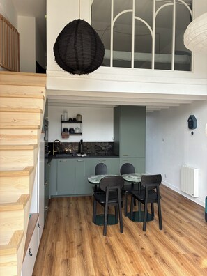 Dining - 3-bed apartment with private terrace - 50m from beach and GR34. Dogs welcome. (Carantec)