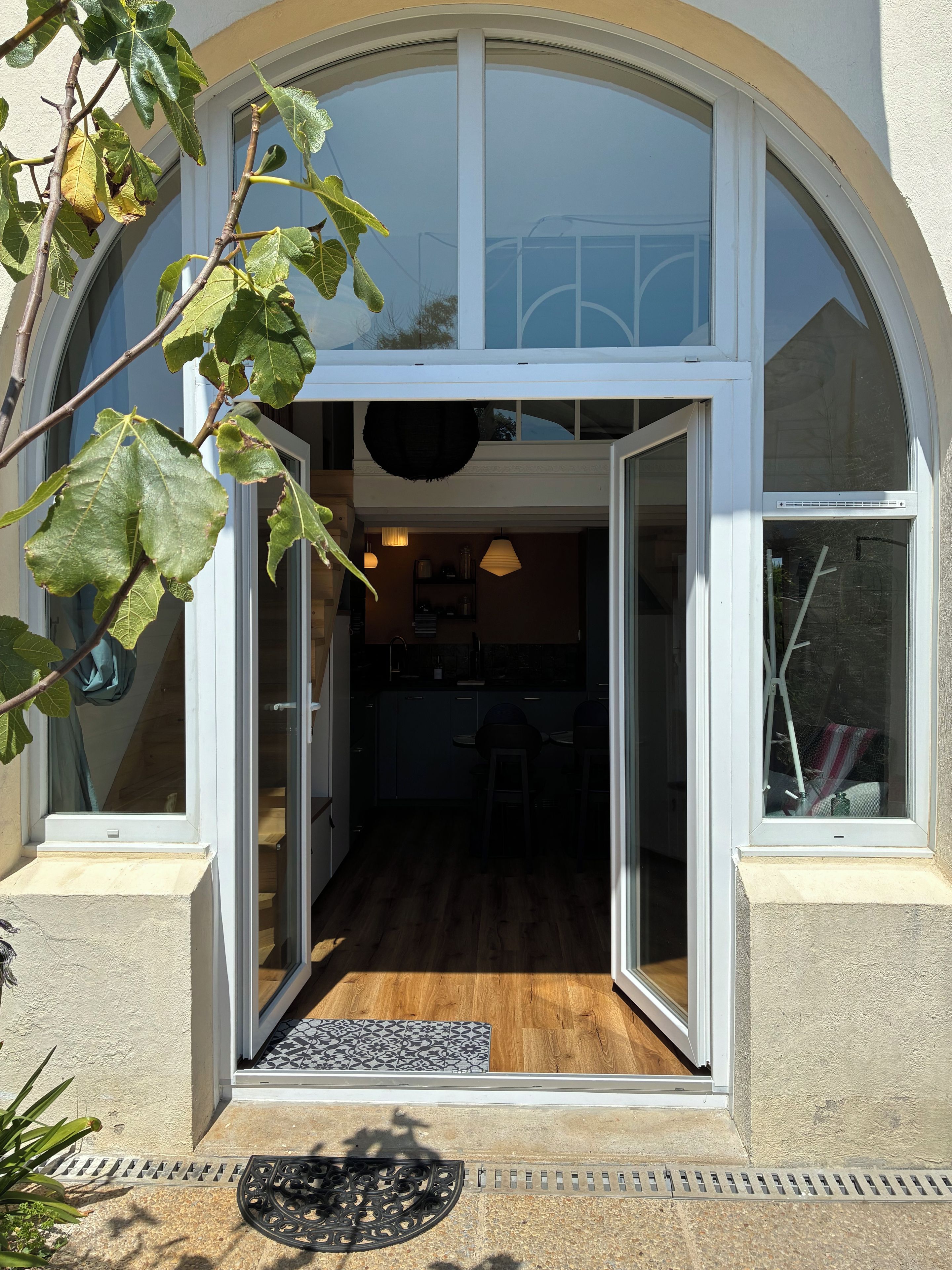 Una casa moderna con un amplio ventanal que da a una cocina y comedor.