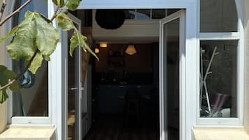 Una casa moderna con un amplio ventanal que da a una cocina y comedor.