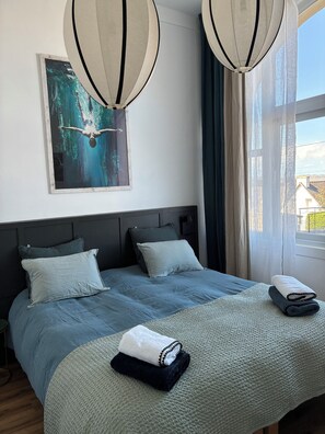 1 bedroom, iron/ironing board, free WiFi, bed sheets - 3-bed apartment with private terrace - 50m from beach and GR34. Dogs welcome. (Carantec)