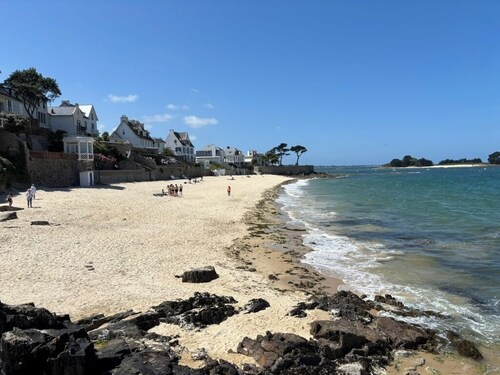 2-bed apartment with private terrace - 50m from beach and GR34. Dogs welcome.