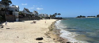 3-bed apartment with private terrace - 50m from beach and GR34. Dogs welcome.