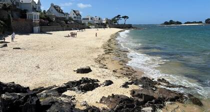 2-bed apartment with private terrace - 50m from beach and GR34. Dogs welcome.