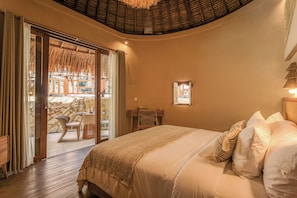 Villa, vista al jardín | Sábanas de algodón egipcio y ropa de cama de alta calidad