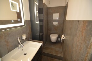 Een douche, een haardroger, handdoeken, zeep