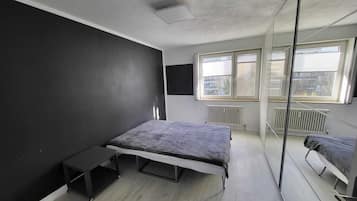 2 bedrooms, iron/ironing board, internet, bed sheets