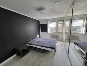 Een strijkplank/strijkijzer, internet, beddengoed