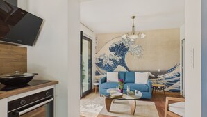 Una cocina moderna con horno empotrado y televisor de pantalla plana.
