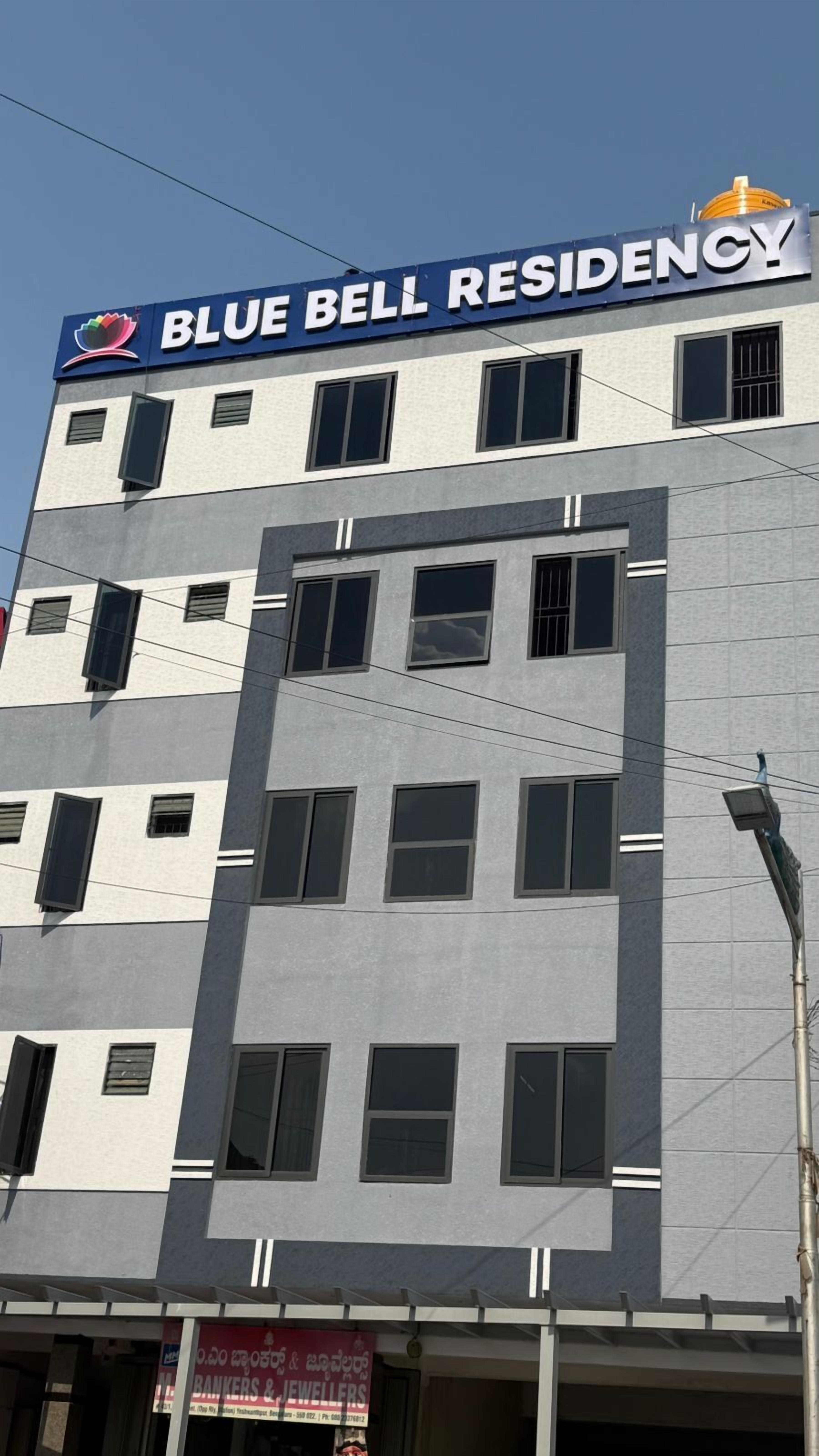 Fachada de la propiedad por la tarde o noche