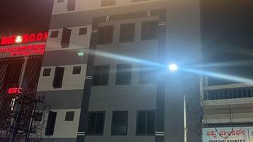 Fachada de la propiedad por la tarde o noche