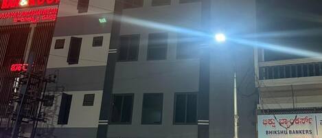 Façade de l’hébergement – soirée/nuit