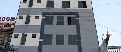 ด้านหน้าที่พัก - ตอนเย็น/กลางคืน