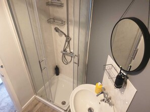 Doccia, asciugacapelli, asciugamani, sapone