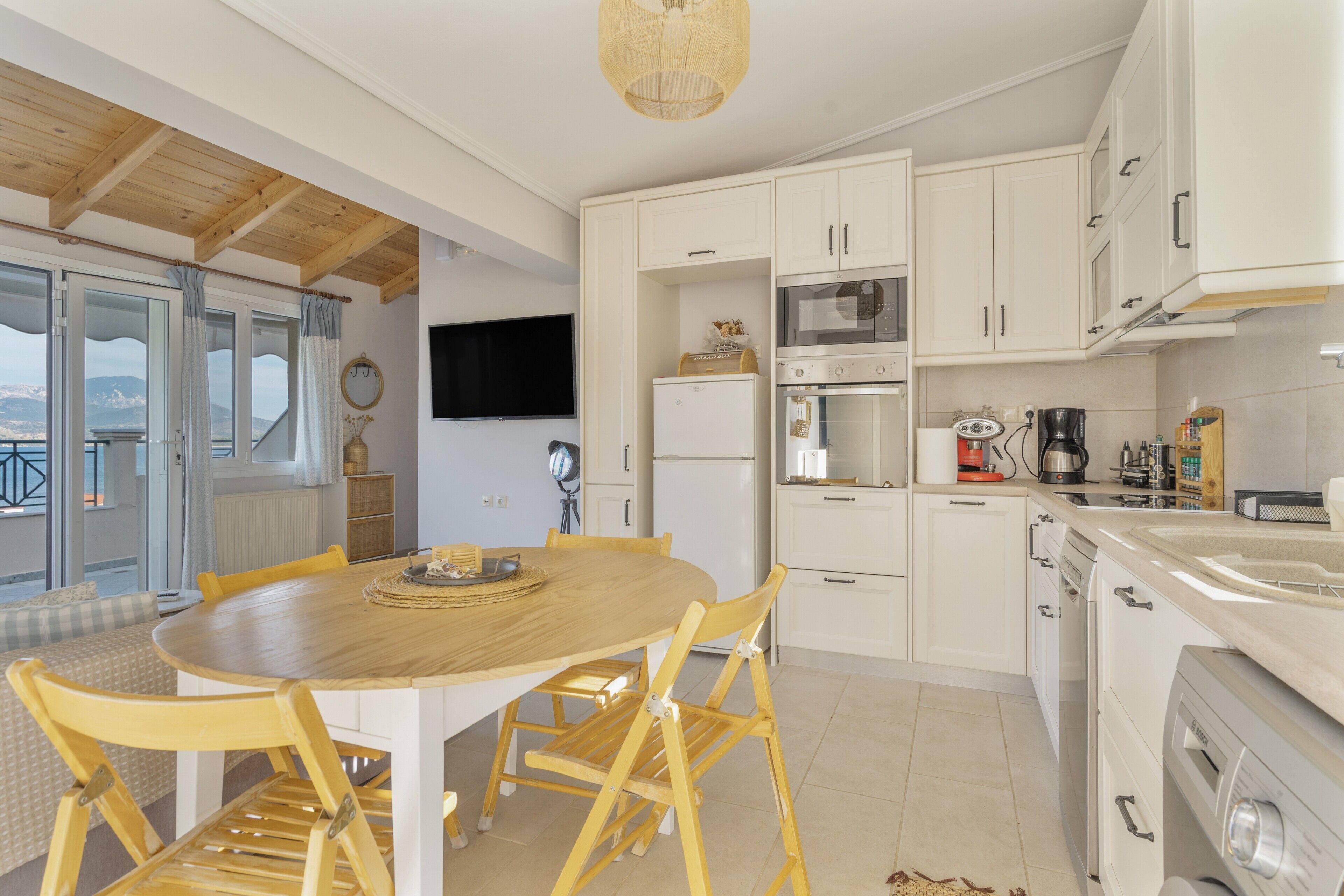 Refrigerador, microondas, lavavajillas y cafetera y tetera 