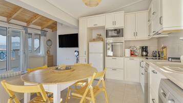 Refrigerador, microondas, lavavajillas y cafetera y tetera