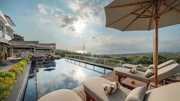 Hồ bơi ngoài trời