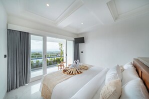 Senger med Select Comfort-madrass, minibar og skrivebord