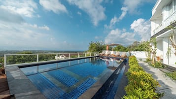 Hồ bơi ngoài trời